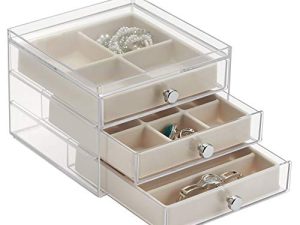 iDesign - 37030 صندوق مجوهرات بلاستيكي 3 ، مجموعة أدراج منظمة تخزين مضغوطة لمستحضرات التجميل ، العناية بالشعر ، الحمام ، النوم ، مكتب ، كونترتوب ، مكتب ، 6.5 بوصة × 7 بوصة × 5 بوصة ، شفاف وأبيض عاجي